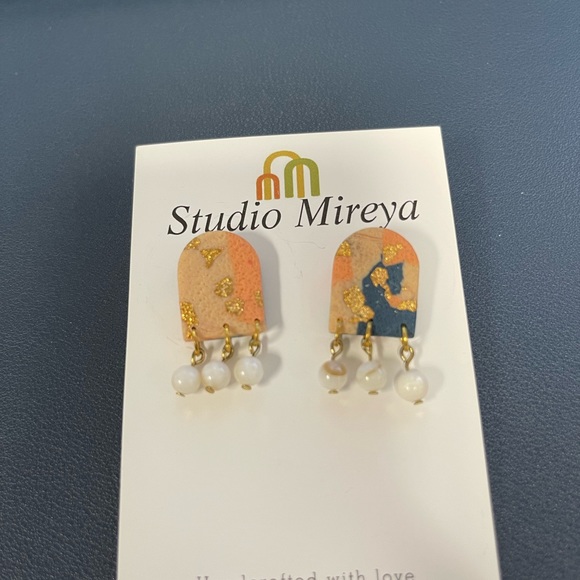 Earing - Picture 2 of 3